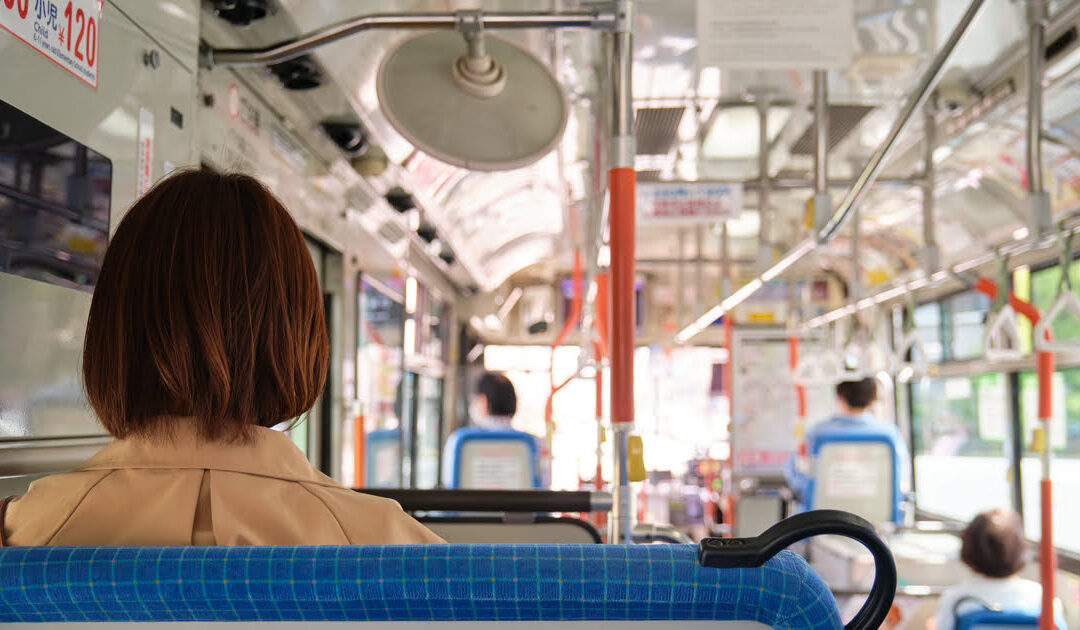 mujer sentada dentro de un autobús urbano de japón