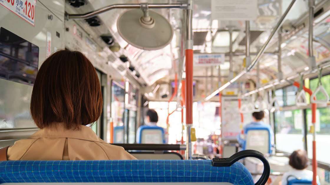 mujer sentada dentro de un autobús urbano de japón