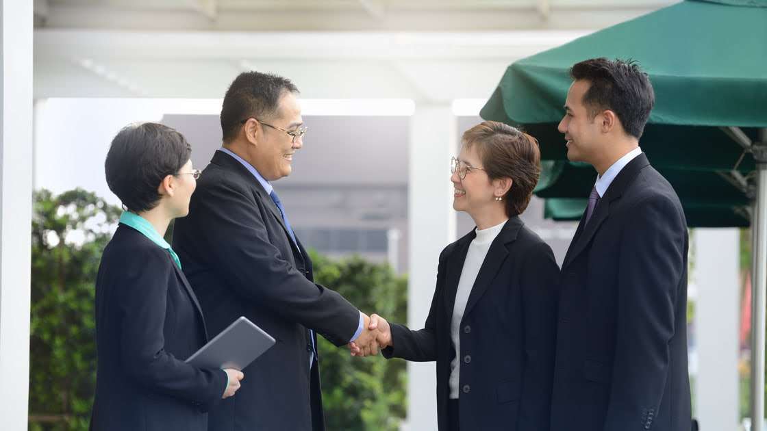 grupo de personas saludándose antes de una reunión de negocios Grupo de personas saludándose antes de una reunión de negocios