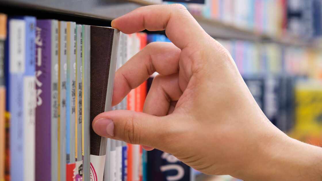 comic japonés manga meno cogiendo un cómic de manga japonés en una librería