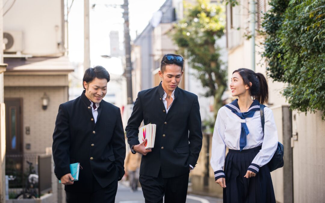 La moda en Japón: dos hombre y una mujer paseando por una calle.