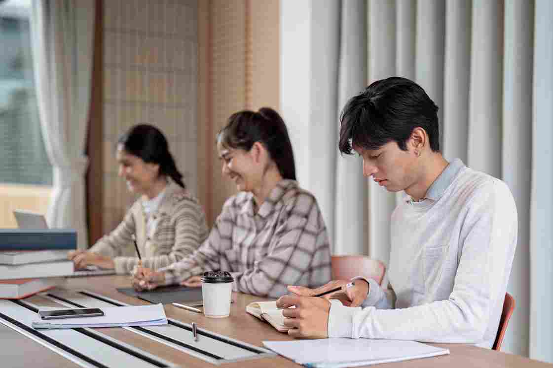 Grupo de estudiantes preparando el examen Noken