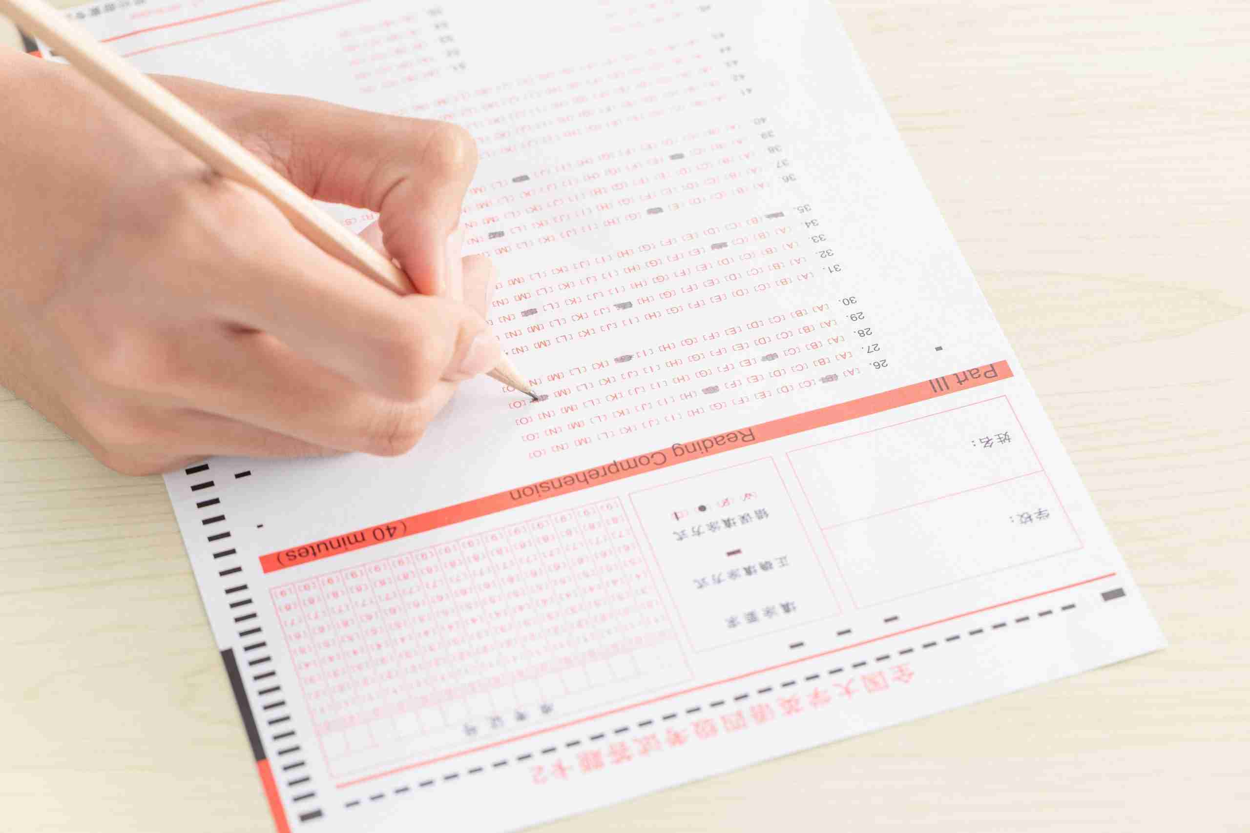 Mano escribiendo en un examen de japonés JLPT N3